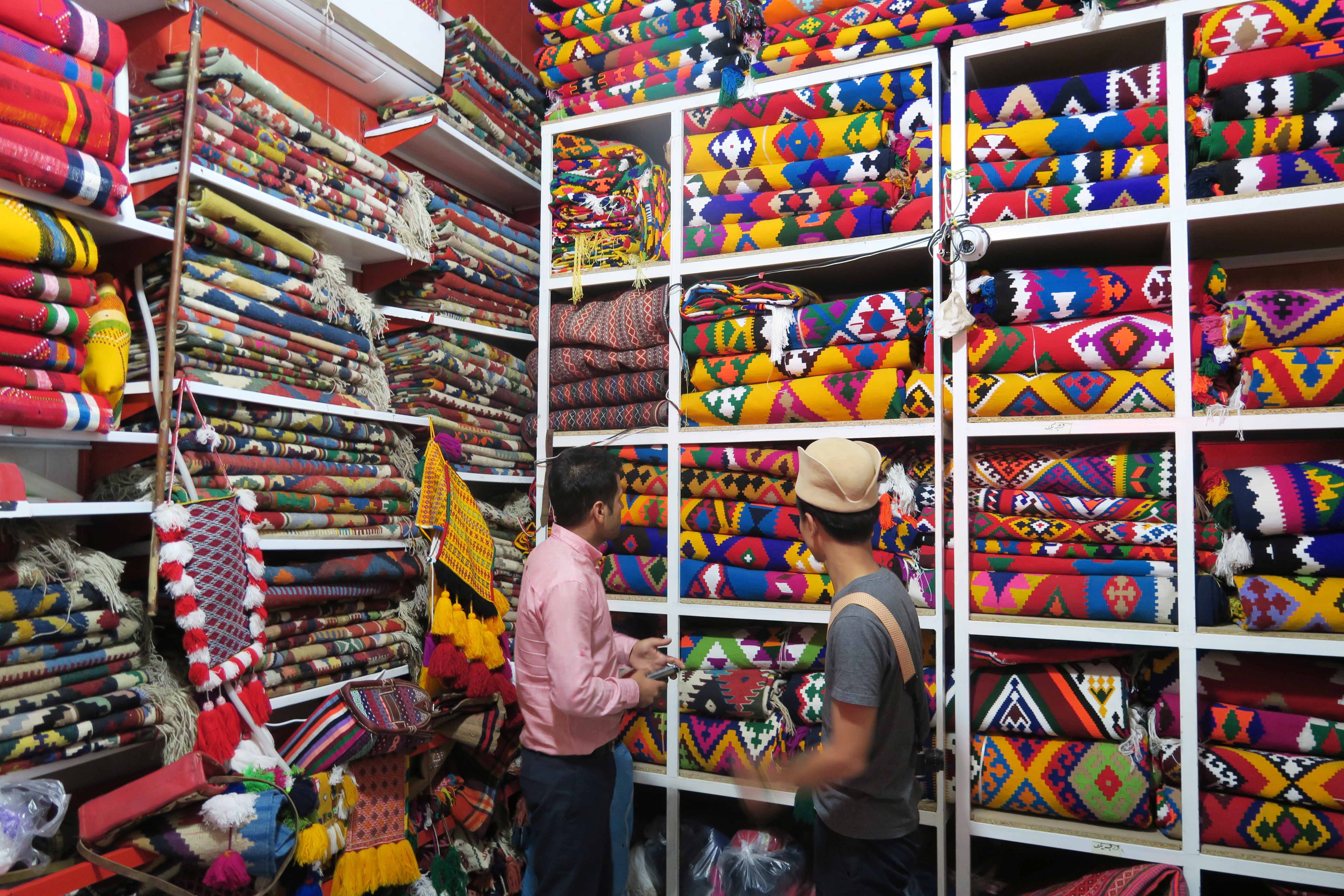 #26 ギャッベを織るカシュガイ族の街には、ギャッベはほとんど売っていない！？